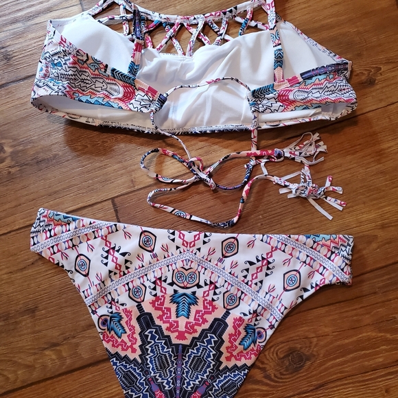 White Pattern Crisscross bikini - Picture 9 of 10